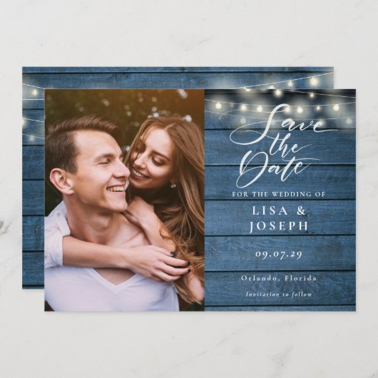 Blauw Houten Slingerlichten Script Foto Bruiloft Save The Date (Voorkant / Achterkant)