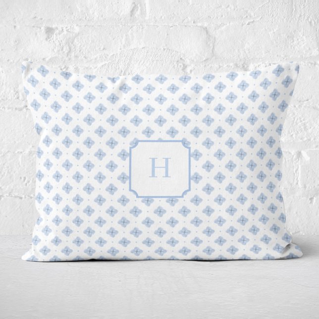 Blauw Hydrangea Bloemblad Monogram   Accent Kussen (Hydrangea Petal Blue Monogram Lumbar Pillow)