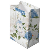Blauw Hydrangea Bloemenkroon Monogram Medium Cadeauzakje (Voorkant Gekanteld)