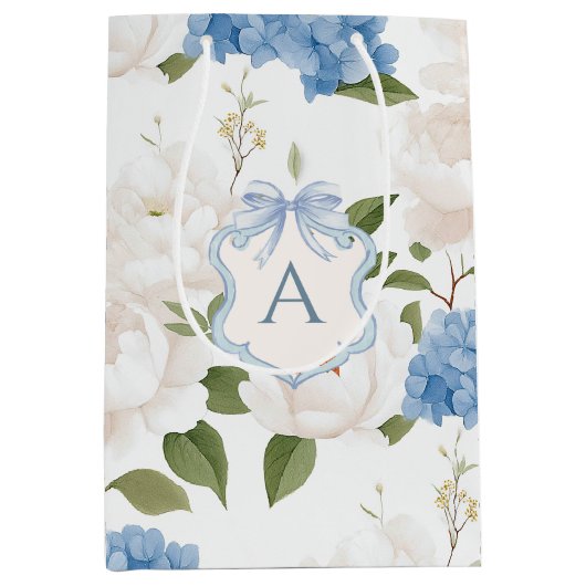 Blauw Hydrangea Bloemenkroon Monogram Medium Cadeauzakje (Voorkant)