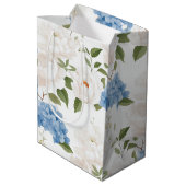 Blauw Hydrangea Bloemenkroon Monogram Medium Cadeauzakje (Achterkant Gekanteld)