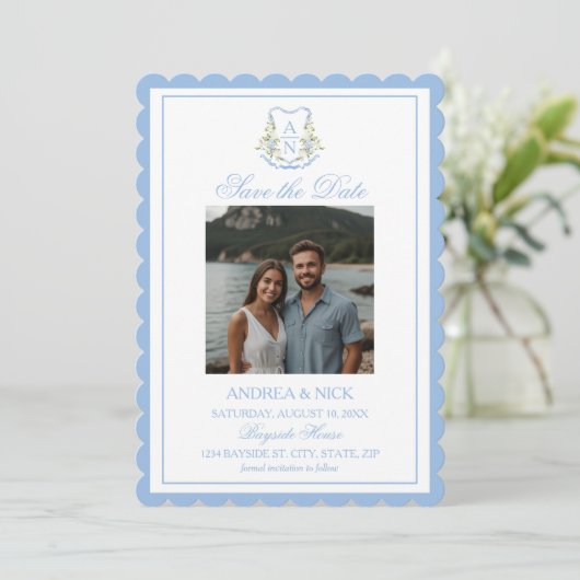 Blauw Hydrangea Wapen Monogram Trouw Uitnodiging (Staand voorkant)