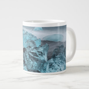 Blauw ijs op strand zeegezicht, IJsland Grote Koffiekop