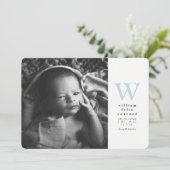 Blauw initiaal eenvoudige geboorte aankondiging (Staand voorkant)