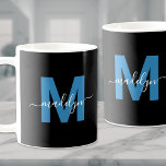 Blauw Initiaal naam monogram Koffiemok<br><div class="desc">Gepersonaliseerde moderne blauw zwart-wit Initiaal scriptnaam Monogram Coffee Mok. Deze stijlvolle monogram mok combineert een moderne minimalistische stijl met een eenvoudige maar stijlvolle look, ideaal voor elke koffie- of theeliefhebber. Met een gewaagd blauw initiaal op een zwarte achtergrond en een witte scriptnaam, heeft deze mok het monogram aan beide zijden...</div>