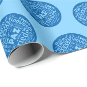 Blauw inpakpapier meertalige Vredeswoorden. (Rol Hoek)