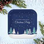 Blauw Kerstfeest Winterbomen aangepaste dessert Papieren Bordje<br><div class="desc">Mooie middernachtblauwe lucht met kerstspar bomen versieren dit ,  aangepaste kerstfeestpapier bord voor desserts. Sneeuwlijnen het mooie bos en witte sneeuwvlokken strompelen neer in de nachtelijke lucht. Personaliseer dit  decor voor een vakantiebijeenkomst.</div>
