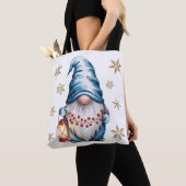 Blauw Kerstkabouter met Rode Lantaarn Bessen Tote Bag (Dichtbij)