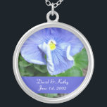 Blauw Ketting van de Pansy Flower<br><div class="desc">Dit is Blue Pansy-bloem. Het maakt een geweldig cadeau voor een geliefde. De namen en de Datum kunnen in uw worden veranderd. Voer ze in de tekstvakken rechts in. Bekijk mijn andere kettingen in mijn winkel.</div>