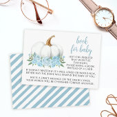 Blauw klein pompoenboek voor baby boy douche informatiekaartje