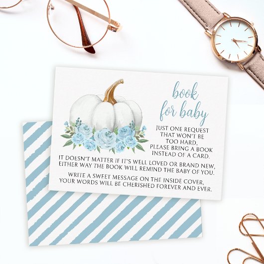 Blauw klein pompoenboek voor baby boy douche informatiekaartje