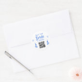 Blauw Koop de Bruid een Drink QR Code Meidenavond Ronde Sticker (Envelop)