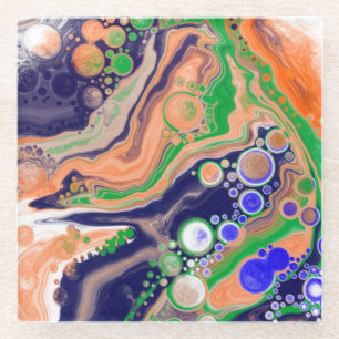 Blauw, koraal en groen gekleurd gekleurd en vloeib glazen onderzetter