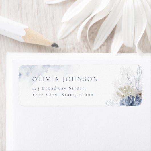 Blauw koraal en seizoenshells strand met de naam R Etiket (Insitu)