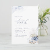 Blauw koraal en seizoenshells strandrepetitie dine kaart (Staand voorkant)