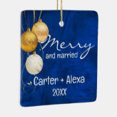 Blauw leer eerste kerst getrouwd keramisch ornament (Rechts)