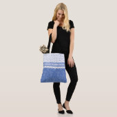 Blauw maagdenpalmpatroon, nep kant, polka stippen tote bag (Op model)