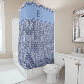 Blauw Marine Geometrisch Chevron Monogram Douchegordijn (In situ)