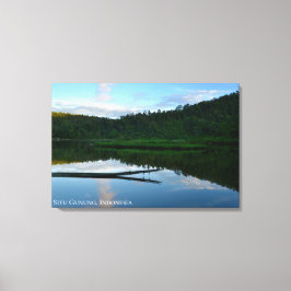 Blauw meer bosreflectie Indonesië landschap Canvas Afdruk