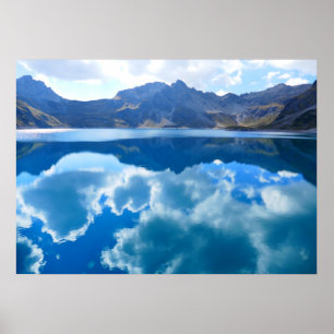 Blauw meer, wolkenlandschap poster