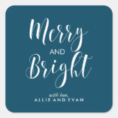 Blauw met scripts Merry en Bright Vierkante Sticker (Voorkant)