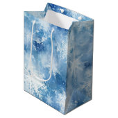 Blauw met Sneeuwvlokken Aquarel Stijl Medium Cadeauzakje (Voorkant Gekanteld)