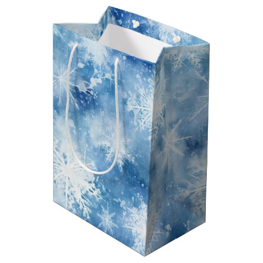 Blauw met Sneeuwvlokken Aquarel Stijl Medium Cadeauzakje (Achterkant Gekanteld)