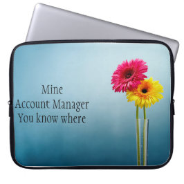 Blauw met twee bloemen op een laptophoes laptop sleeve