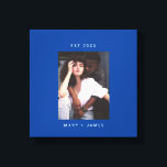 Blauw | Minimalistische aangepaste fototekst Canvas Afdruk<br><div class="desc">Minimalistisch blauw Custom Photo Text Couple Canvas Print met grote terracotta bruine ruimte lijst, paar / pasgetrouwden naam en verloving jaar in een modern en eenvoudig sans serif lettertype en een gepersonaliseerde foto. Creëer Een perfecte bruiloft, verloving en thuis verwarmende feestgeschenken voor koppel, pasgetrouwden, vrijgezellenfeest, gebruik het als aandenken en...</div>