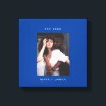 Blauw | Minimalistische aangepaste fototekst Canvas Afdruk<br><div class="desc">Minimalistisch blauw Custom Photo Text Couple Canvas Print met grote terracotta bruine ruimte lijst, paar / pasgetrouwden naam en verloving jaar in een modern en eenvoudig sans serif lettertype en een gepersonaliseerde foto. Creëer Een perfecte bruiloft, verloving en thuis verwarmende feestgeschenken voor koppel, pasgetrouwden, vrijgezellenfeest, gebruik het als aandenken en...</div>