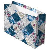 Blauw modieus rustiek patroon van stoffenresten groot cadeauzakje (Voorkant Gekanteld)