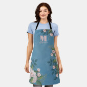 Blauw Monogram Gepersonaliseerde Roze Bloemen Roze Schort (Gedragen)