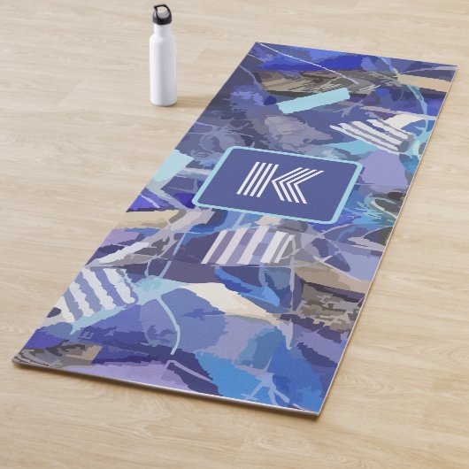 Blauw monogram wit grijs abstract strepen nautisch yogamat (In situ)