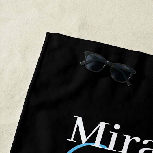 Blauw Monogram Zwart Wit Polka Dot Strandlaken (In situ)