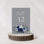 Blauw & Navy Bloemen Tafelnummer - Grijs 2<br><div class="desc">Kleed je bruiloft- of feesttafels aan met je Blue & Navy Floral Grey Table Number Kaart. Gemaakt met handbeschilderd,  in waterverf,  stoffige blauwe bloemen en marineblauwe bloemen. Geweldig voor rustieke bruiloften,  herfstbruiloften,  winterbruiloften,  strandbruiloften en bruiloften met een blauw thema.</div>