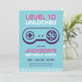 Blauw niveau onvergrendelde gamer Boy Birthday Inv Kaart (Staand voorkant)