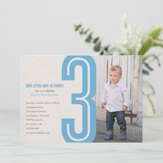 Blauw nummer drie uitnodiging voor feestdag (Staand voorkant)