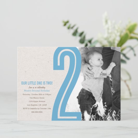 Blauw nummer twee verjaardagsfeestje uitnodigen kaart (Staand voorkant)
