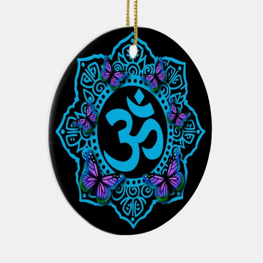 Blauw ohm mandala-ontwerp met paarse vlinders keramisch ornament (Rechts)