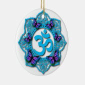 Blauw ohm mandala-ontwerp met paarse vlinders keramisch ornament (Rechts)