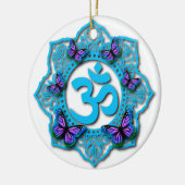 Blauw ohm mandala-ontwerp met paarse vlinders keramisch ornament (Links)
