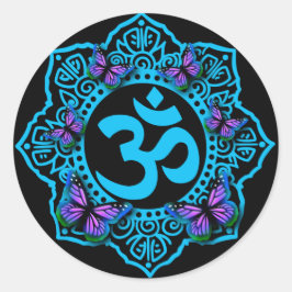 Blauw ohm mandala-ontwerp met paarse vlinders ronde sticker