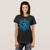 Blauw ohm mandala-ontwerp met paarse vlinders t-shirt (Voorkant volledig)
