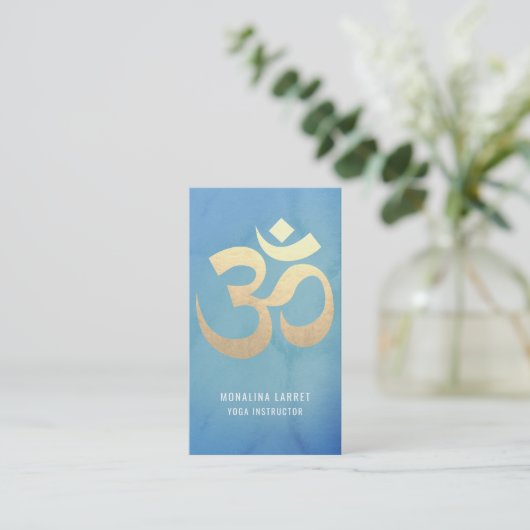 Blauw | Om Gold Meditation Symbol Yoga Instructor Visitekaartje (Staand voorkant)
