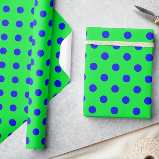 Blauw op groene polka stippen patroonontwerp cadeaupapier