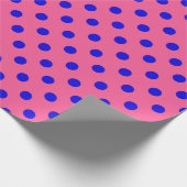 Blauw op roze stippen Patroonontwerp Cadeaupapier (Hoek)