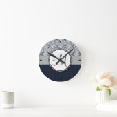 Blauw op Silver Damask w Navy Stripes en Monogram Ronde Klok (Huis)