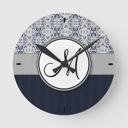 Blauw op Silver Damask w Navy Stripes en Monogram Ronde Klok (Voorkant)