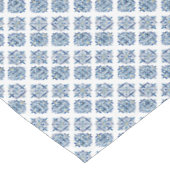 Blauw op wit geborduurd ornament tafelkleed (Gekanteld)