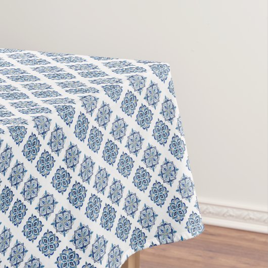 Blauw op wit geborduurd ornament tafelkleed (Voorbeeld)